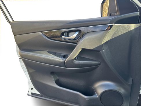 Used 2017 Nissan Rogue Sport SL image 23