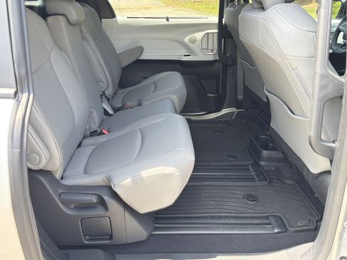 Used 2025 Toyota Sienna XLE w/ XLE Plus Package FWD image 15