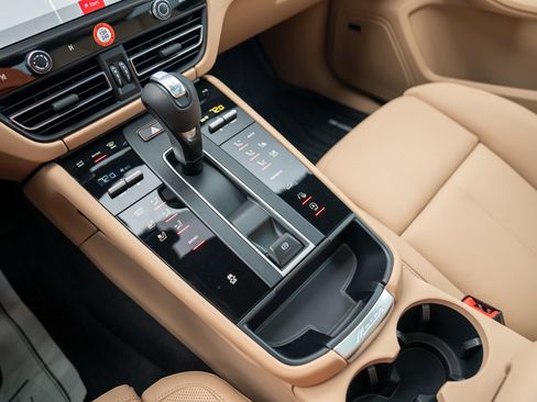 New 2026 Porsche Macan image 22