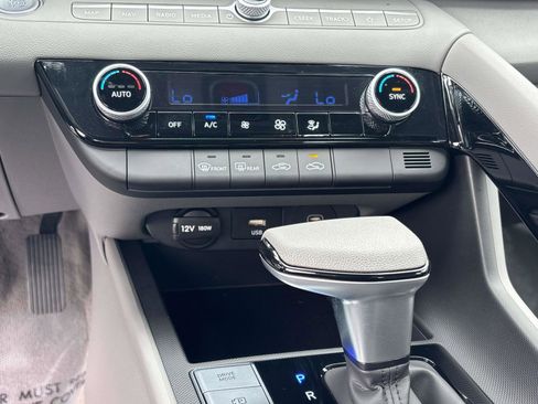 Used 2024 Hyundai Elantra Blue image 23