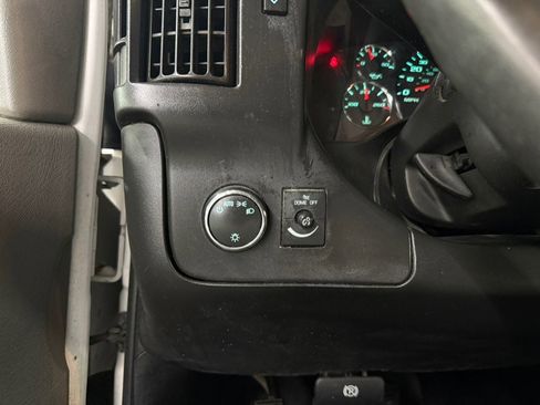 Used 2018 Chevrolet Express 2500 w/ Driver Convenience Package RWD image 21
