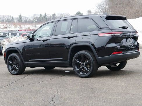 Used 2023 Jeep Grand Cherokee Altitude image 4
