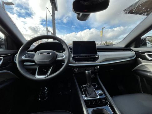 Used 2025 Jeep Compass Limited image 34