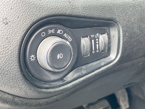 Used 2021 Jeep Renegade Latitude AWD/4WD image 10