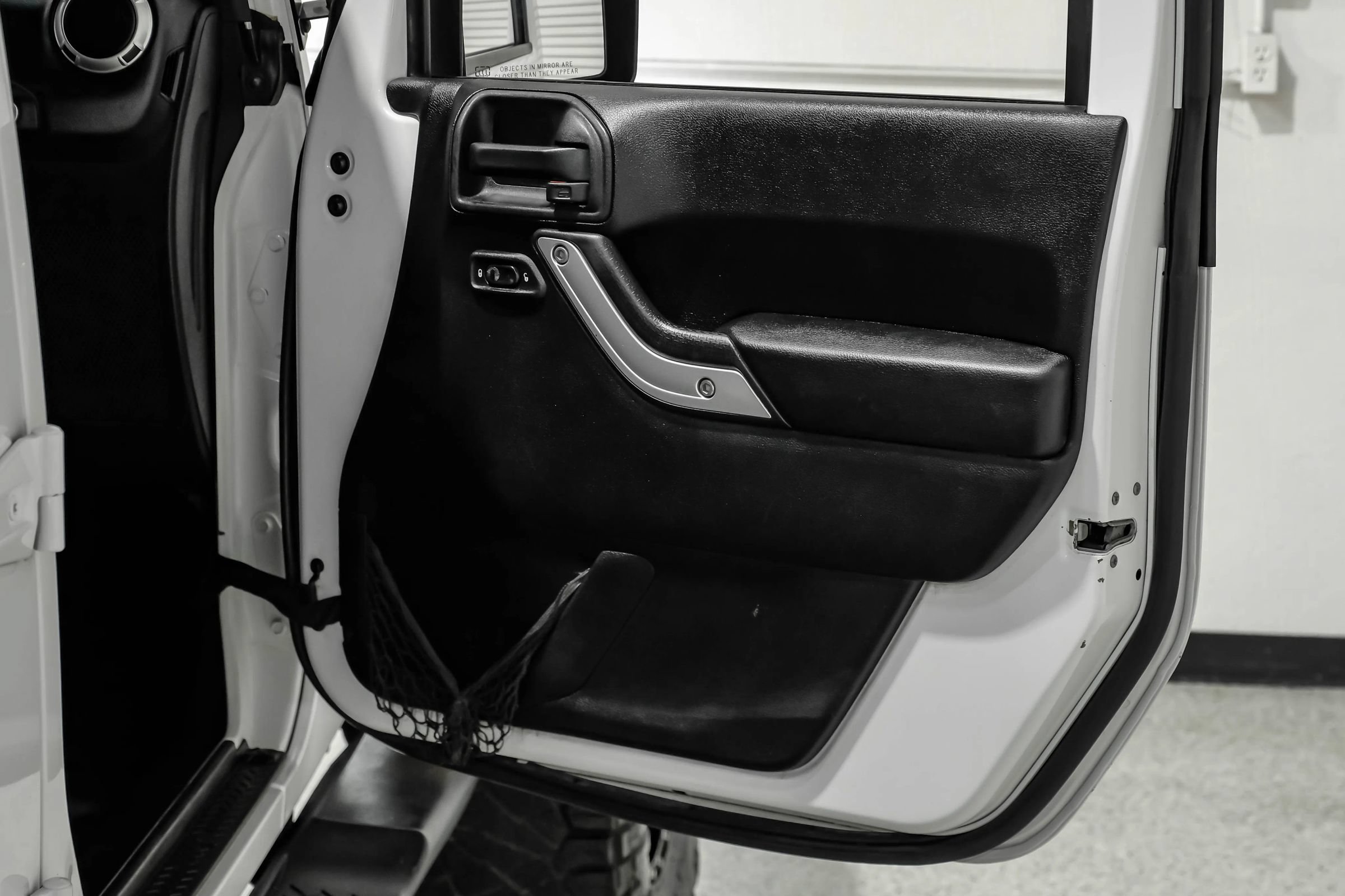 Used 2015 Jeep Wrangler Unlimited Rubicon w/ Connectivity Group AWD/4WD image 43