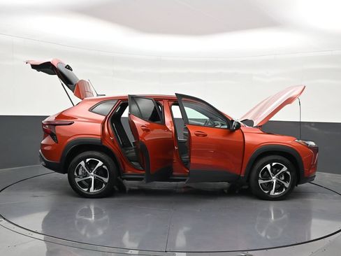 Used 2024 Chevrolet Trax RS FWD image 27