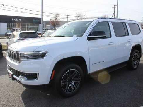 Used 2024 Jeep Wagoneer 4WD w/ Premium Group I image 2