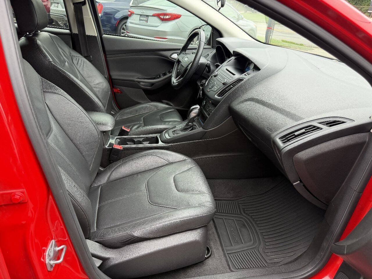 Used 2016 Ford Focus SE w/ Equipment Group 201A FWD image 10