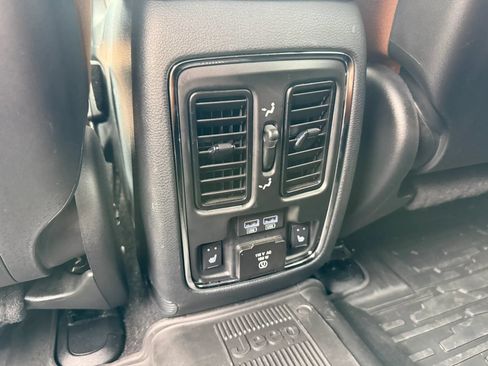 Used 2020 Jeep Grand Cherokee Overland AWD/4WD image 34