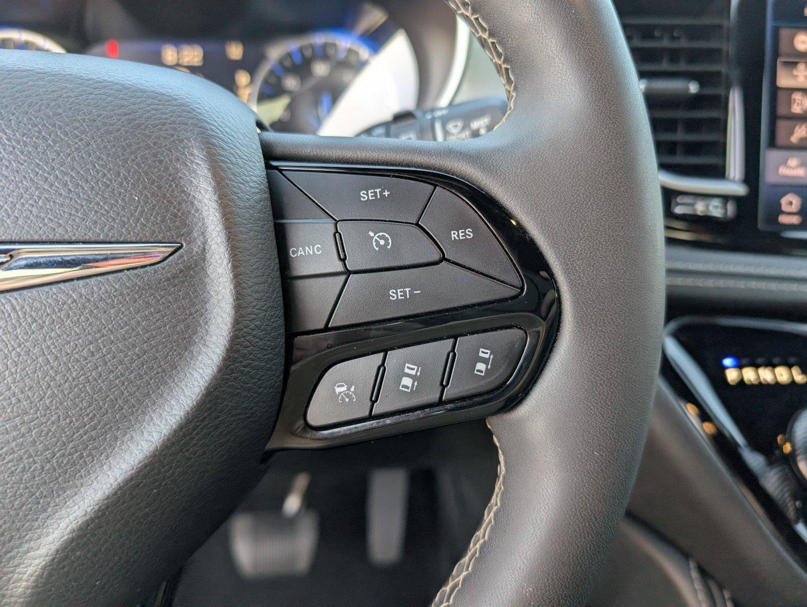 Used 2025 Chrysler Pacifica Limited FWD image 27