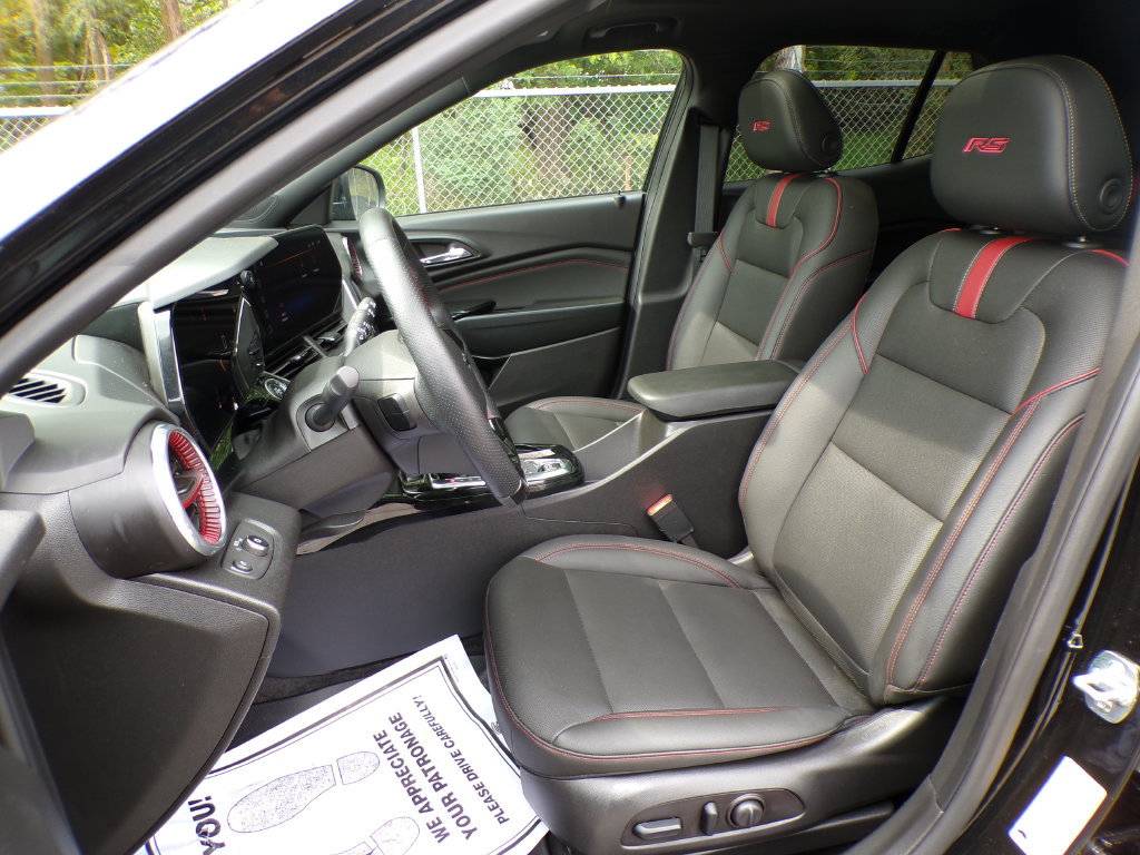 Used 2025 Chevrolet Trax RS w/ Sunroof Package FWD image 13