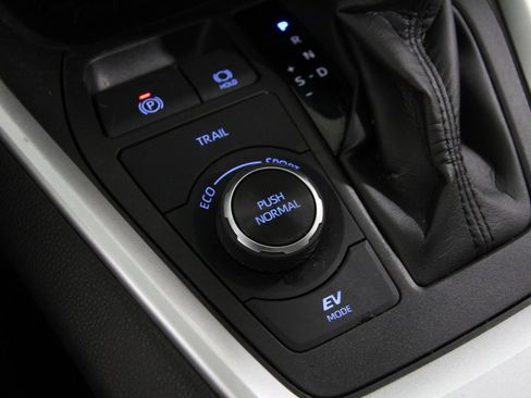 Used 2022 Toyota RAV4 XLE image 18