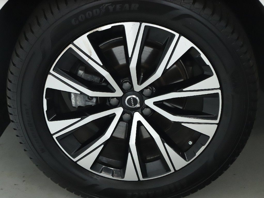 Used 2024 Volvo XC60 B5 Plus AWD/4WD image 39