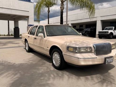 Used 1995 Lincoln Town Car Cartier RWD image 2