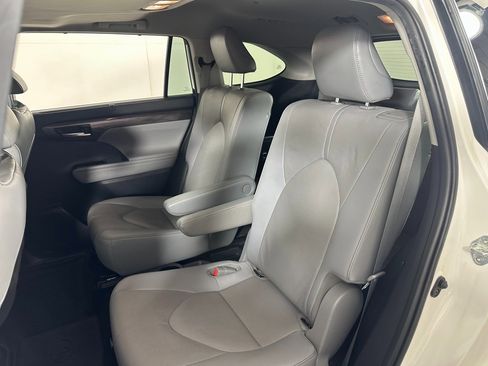 Used 2020 Toyota Highlander Limited image 19