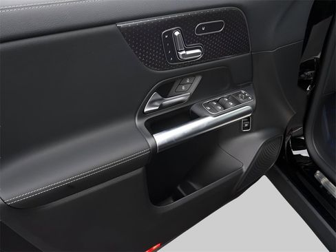 New 2025 Mercedes-Benz GLA 250 4MATIC image 46