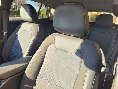 Used 2025 Chevrolet Trax LT w/ LT Convenience Package image 12