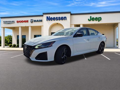 Used 2024 Nissan Altima 2.5 SR FWD image 3