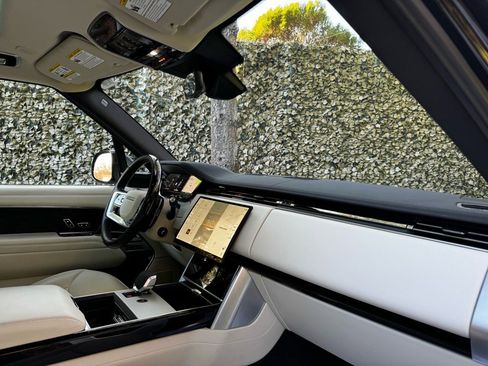 Used 2025 Land Rover Range Rover SE image 25