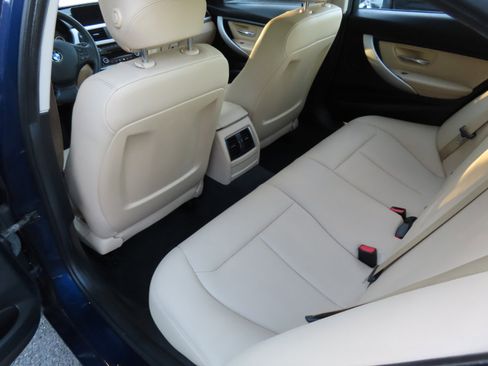 Used 2017 BMW 320i xDrive Sedan image 9