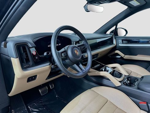 Certified 2025 Porsche Cayenne S AWD/4WD image 4