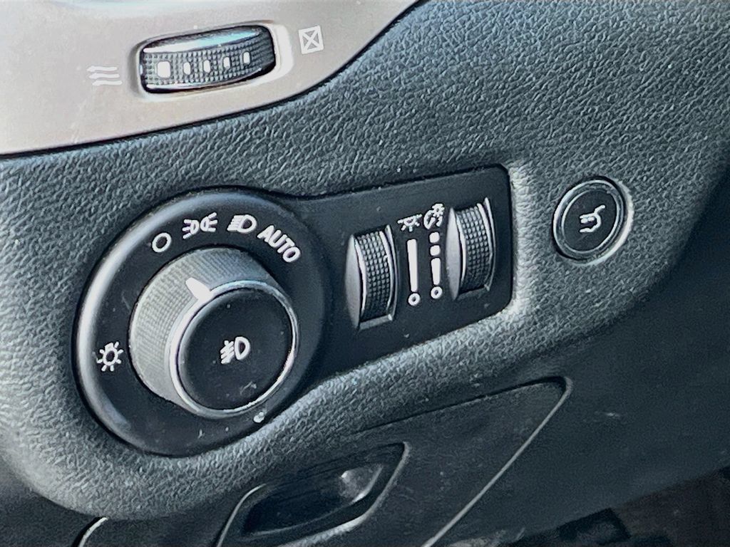 Used 2015 Jeep Cherokee Limited w/ Luxury Group AWD/4WD image 10