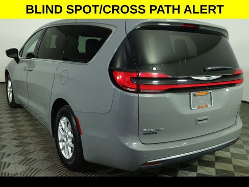 Used 2025 Chrysler Pacifica Select image 6