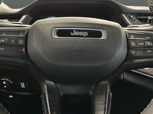 Used 2025 Jeep Grand Cherokee Limited w/ Black Appearance Package AWD/4WD image 16