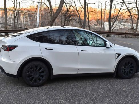 Used 2021 Tesla Model Y Long Range image 10