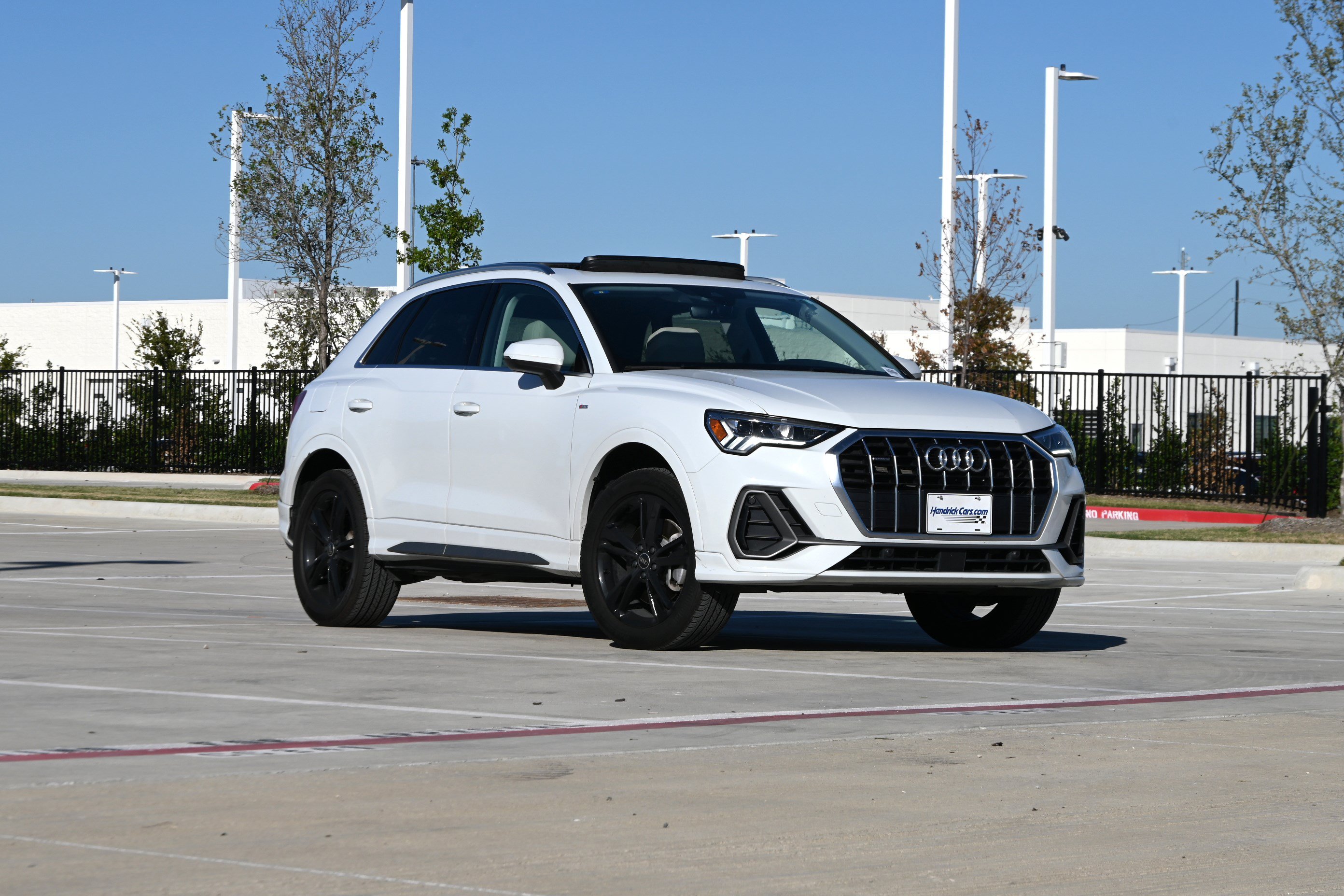 Used 2023 Audi Q3 2.0T Premium w/ Convenience Package AWD/4WD image 2