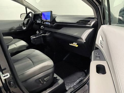 Used 2025 Toyota Sienna XLE image 27