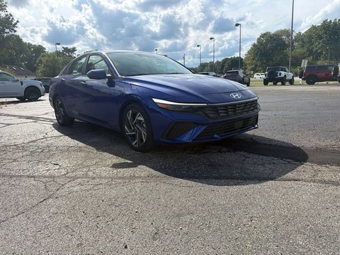 Used 2025 Hyundai Elantra Limited FWD image 8