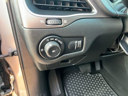 Used 2019 Jeep Cherokee Latitude w/ Cold Weather Group AWD/4WD image 12