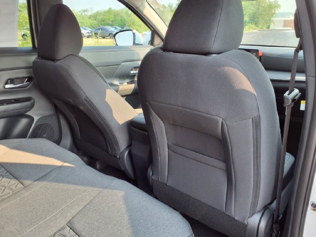 Used 2025 Nissan Kicks SV AWD/4WD image 16