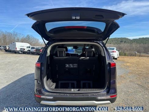 Used 2023 Kia Carnival LX image 7