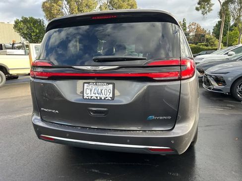 Used 2023 Chrysler Pacifica Touring-L image 3