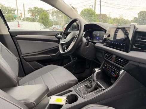 Used 2025 Volkswagen Jetta SE FWD image 4