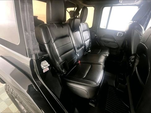 Used 2018 Jeep Wrangler Unlimited Sahara image 25