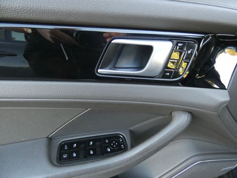 Used 2018 Porsche Panamera 4 image 54