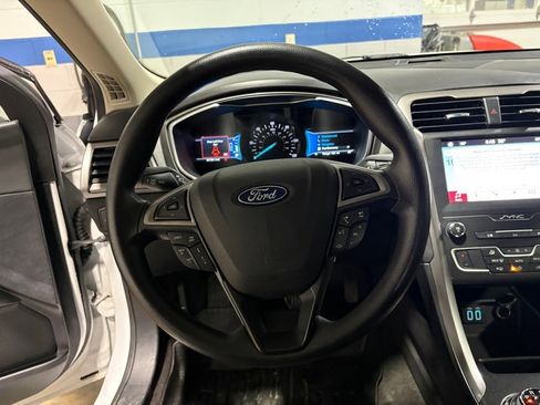 Used 2019 Ford Fusion SE image 12