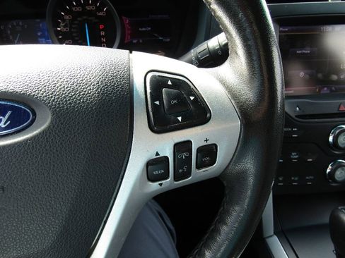 Used 2013 Ford Explorer XLT image 18