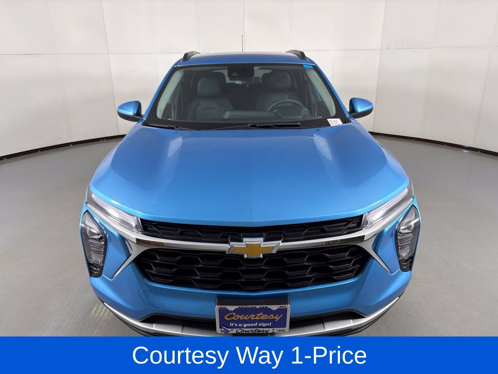 Used 2025 Chevrolet Trax LT FWD image 4