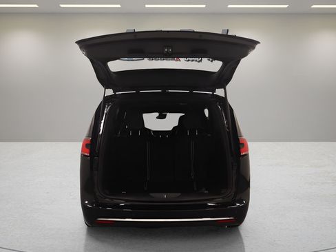 New 2026 Chrysler Pacifica Select FWD image 18