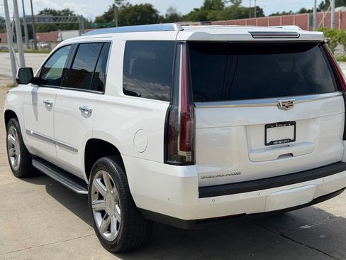 Used 2019 Cadillac Escalade Luxury AWD/4WD image 4