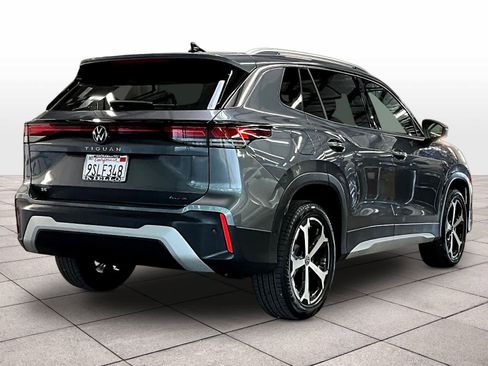 Used 2025 Volkswagen Tiguan SE w/ Panoramic Sunroof Package image 15