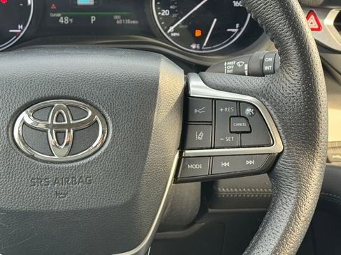 Used 2021 Toyota Sienna Limited image 24