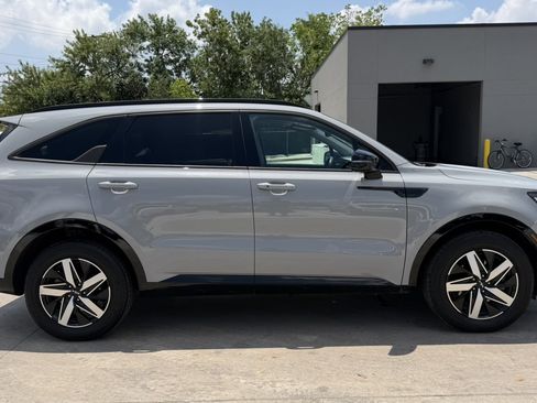 Used 2023 Kia Sorento EX w/ Panoramic Sunroof Package FWD image 5