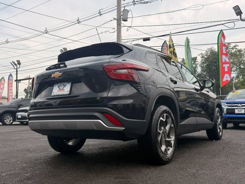 Used 2025 Chevrolet Trax LT FWD image 9