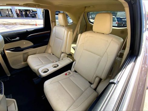 Used 2017 Toyota Highlander Limited image 19