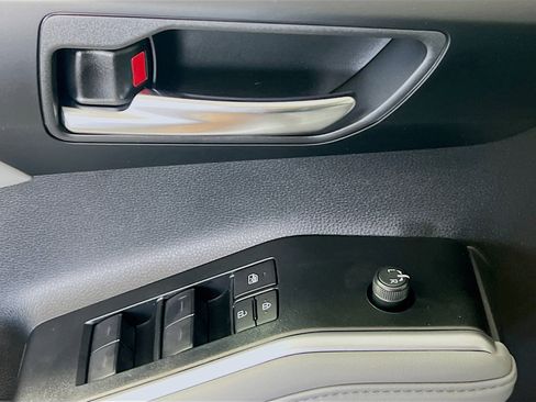 Used 2025 Toyota Highlander XLE image 16